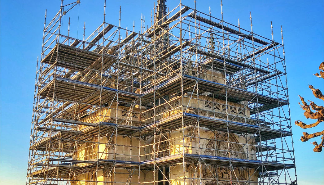 Echafaudage sur le chantier de la chapelle saint Hubert