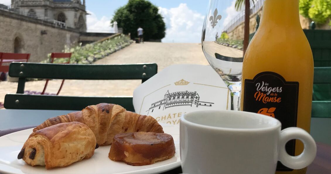 Juice croissant at the café of amboise castle