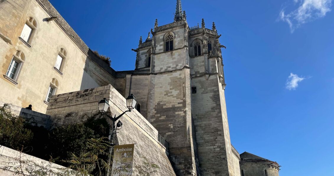 Vue de la chapelle saint-Hubert depuis le centre-ville d'Amboise