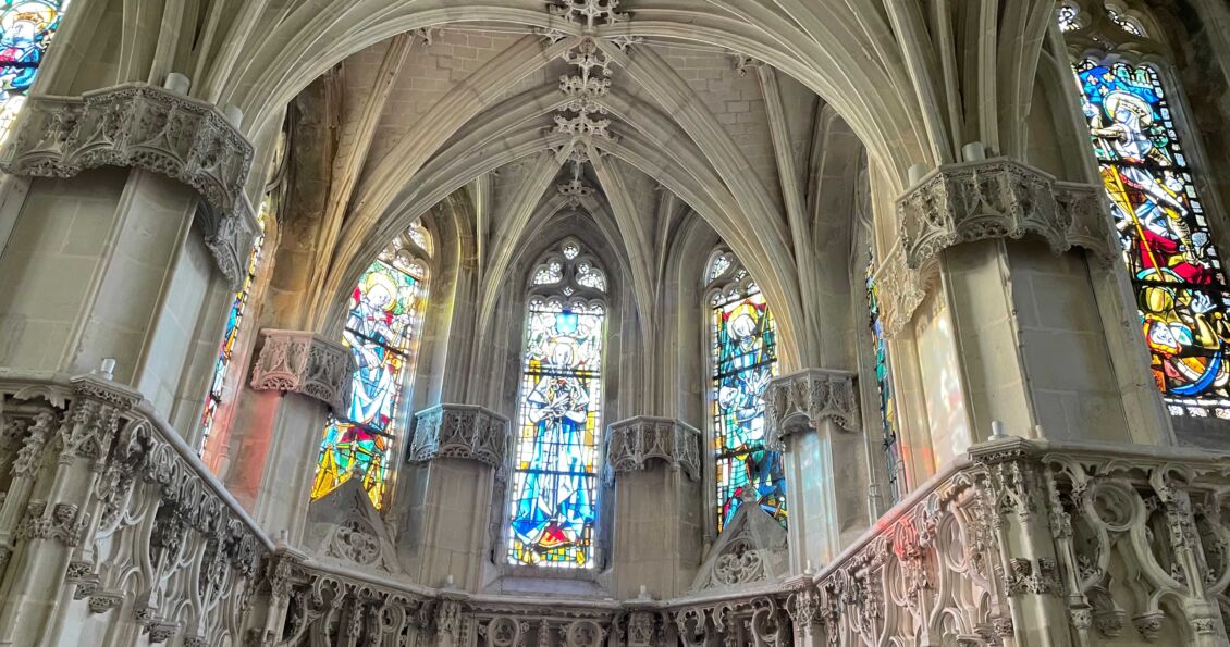 Intérieur de la Chapelle Saint-Hubert avec vitraux et dentelle