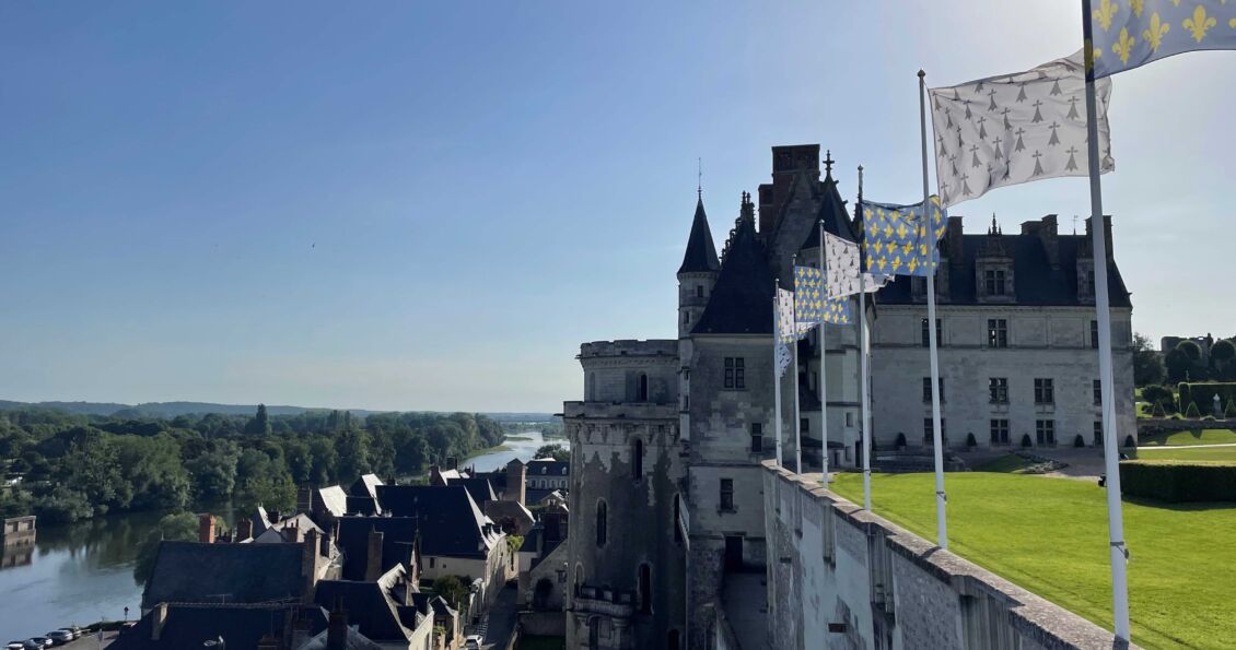 Photo drapeaux fleurs de lys et hermine dans le parc du Château Royal d'Amboise