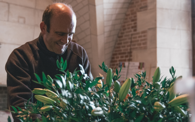 Jardinier préparant un bouquet de lys au  Château Royal d'Amboise