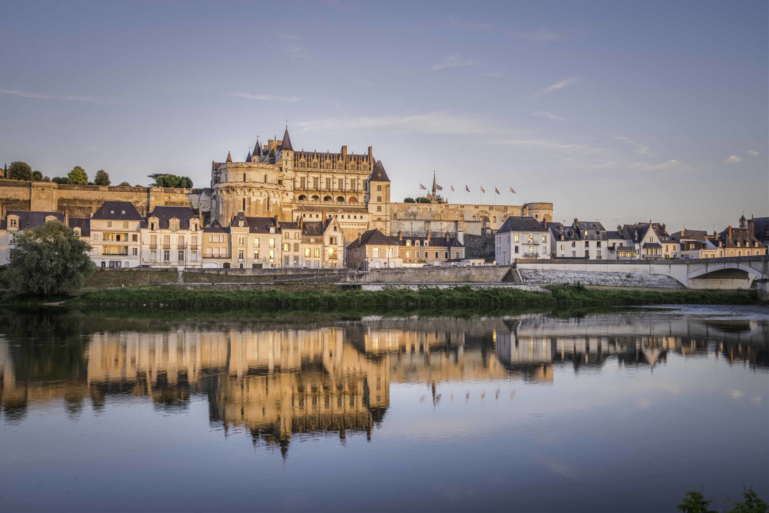 Vue du Château Royal d'Amboise depuis la Loire