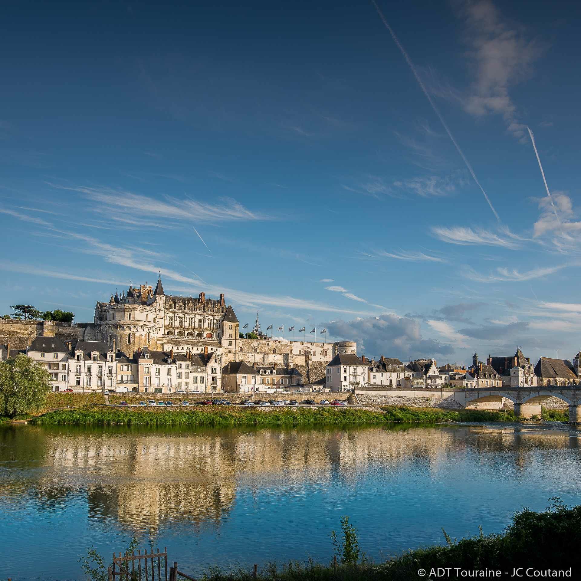 Vue du Château Royal d'Amboise depuis la Loire